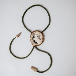   Cravata americana bolo sculptata in corn de cerb carpatin motiv cerb, alba