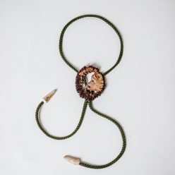   Cravata vanator sculptata in corn de cerb carpatin motiv cap mistret, maro