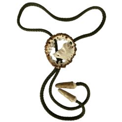   Cravata vanator sculptata in corn de cerb carpatin motiv cap mistret, alba