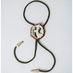   Cravata americana bolo sculptata in corn de cerb carpatin motiv caprior, alba