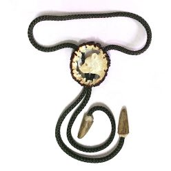   Cravata americana bolo sculptata in corn de cerb carpatin motiv urs, alba